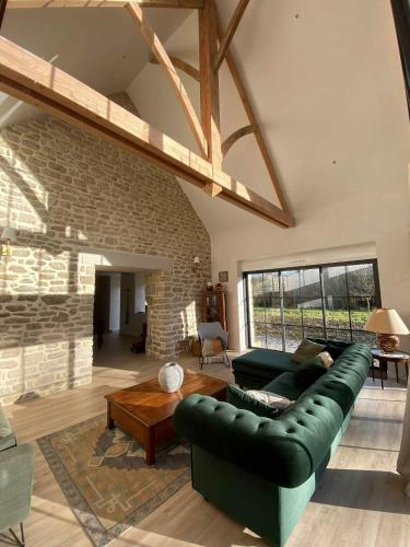 Maison Bretonne Rénovée, Gîte Les Oiseaux du Paradis (Maison Bretonne Renovee, Gite Les Oiseaux du Paradis) in Guern