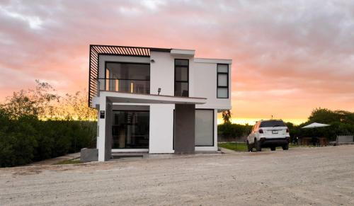 Casa de Campo con Piscina y Terraza Cerca de Huacachina Condominio Privado en Ica in Divino Maestro