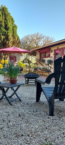 Gîte le Grand Voyeux, indépendant de plain pied, STUDIO cosy, avec mezzanine (Le "GRAND VOYEUX" STUDIO cosy, avec MEZZANINE - Gite Independant de plain pied avec jardin, barbecue) in Germigny-l'Évêque