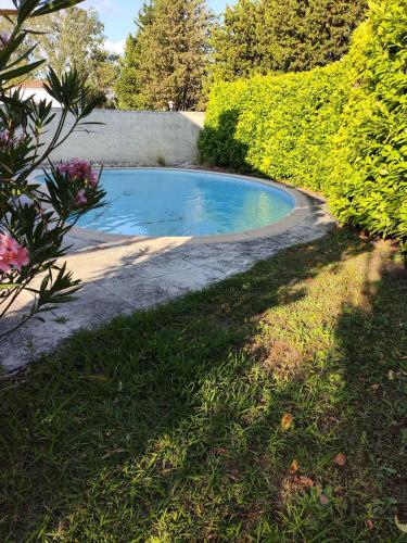 Maison Escapade et jardin à 5 minutes du centre avec piscine et parking - à 2 pas du Partage des eaux