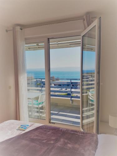 luxury beach front apt with seaside view and free parking, Split (photo 9)