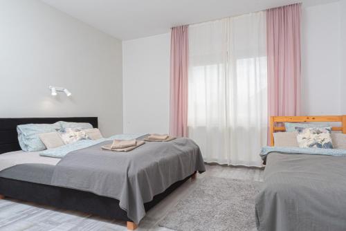 2 bedrooms, 4 beds