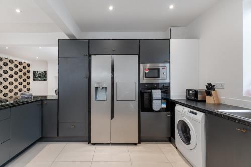 King of North Leeds - LS17 - Private Parking - Sleeps 10 in Near Center