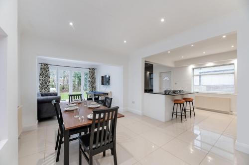 King of North Leeds - LS17 - Private Parking - Sleeps 10 in Near Center