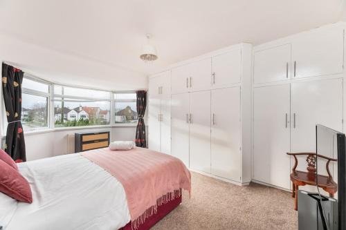 King of North Leeds - LS17 - Private Parking - Sleeps 10 in Near Center