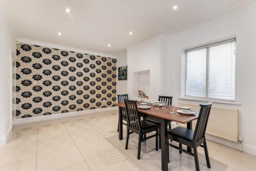 King of North Leeds - LS17 - Private Parking - Sleeps 10 in Near Center