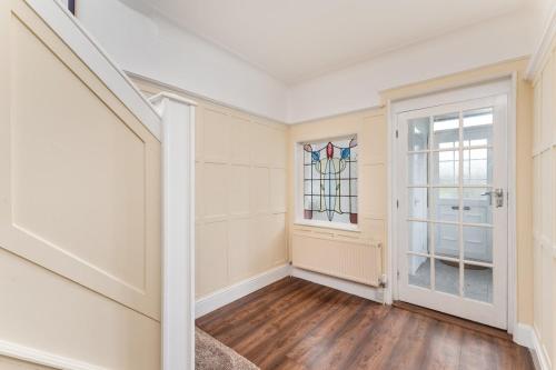 King of North Leeds - LS17 - Private Parking - Sleeps 10 in Near Center