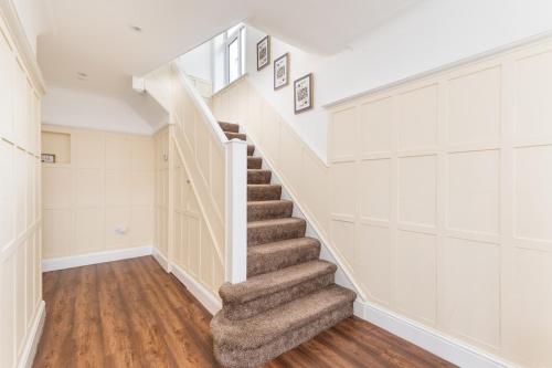 King of North Leeds - LS17 - Private Parking - Sleeps 10 in Near Center