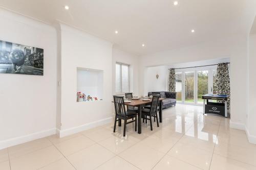 King of North Leeds - LS17 - Private Parking - Sleeps 10 in Near Center