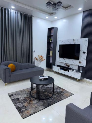 LUXURY 4BR Duplex with STARLINK & PS5, 4mins to GRA – khách sạn tại Rurowolukwo