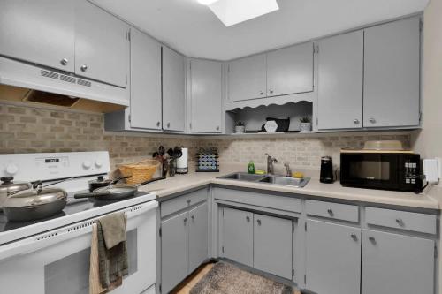 Nifty and Thrifty Nook 3bd 1ba Central Save Money Family Friendly - image 5