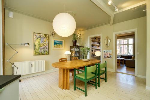 Spacious Flat With Balcony In Central Nørrebro – khách sạn tại Norrebro