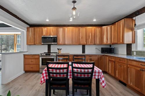 Konyha, Cozy Every Season Cabin Perfect for Families in Bristol (NH)