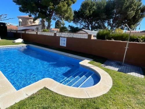 Casa Familiar con Piscina en Zona Tranquila de Miami Playa - ES-9-153 in Montroig
