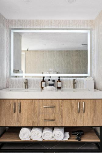 456 Embarcadero Inn & Suites Room Type - King Suite