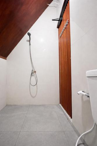 Shower, penginapan omah kampung in Kasihan