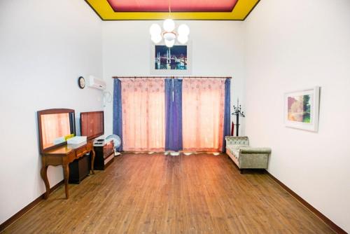 room detail thumbnail 2