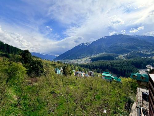 منظر, The Kartik Villa, Manali - A Beautiful Cottage in the Clouds towards Snow Capped Mountains in Vashist