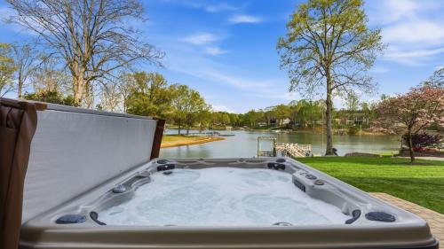 Kool Breeze by AvantStay Boat Ramp Hot Tub in Lake Norman of Catawba, USA