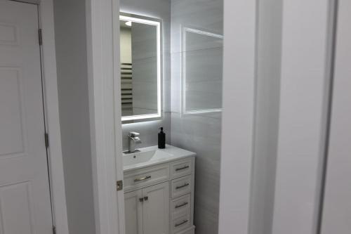 Fürdőszoba, Modern 1BR Near Woodbury Commons in Central Valley (New York)