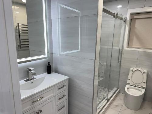 Fürdőszoba, Modern 1BR Near Woodbury Commons in Central Valley (New York)