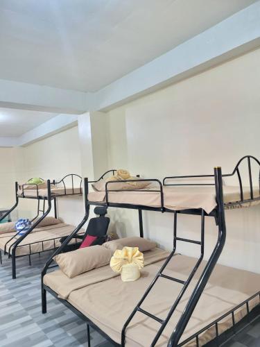 2 bunk beds, 5 futon beds