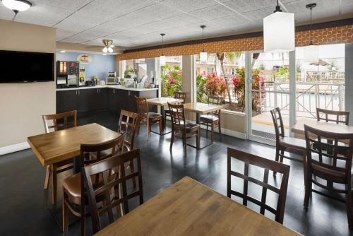 餐飲選擇, Super 8 by Wyndham Ellenton Bradenton Area in 埃倫頓