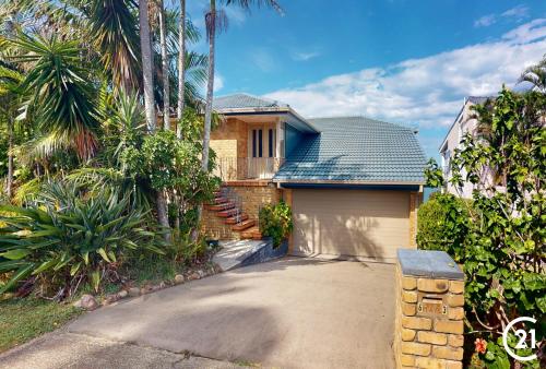 Panoramic Water Views from a Coastal Retreat in Port Stephens