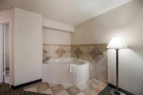 Quality Inn & Suites Lufkin - image 31
