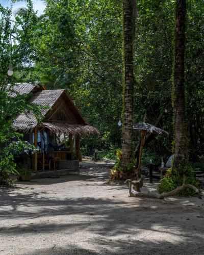 The Bananas Bungalows & Restaurant in Ban Tha Len