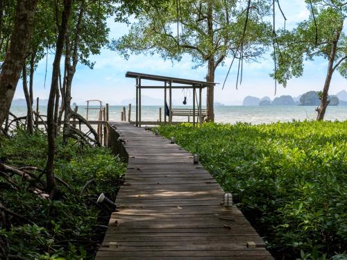 The Bananas Bungalows & Restaurant in Ban Tha Len