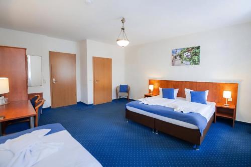 1 queen bed, 1 twin bed