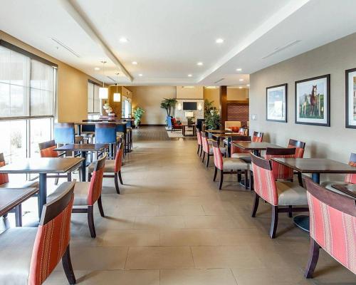 餐飲選擇, 馬利耶塔派克斯伯格市凱富套房酒店 (Comfort Suites Marietta-Parkersburg) in 瑪里埃塔