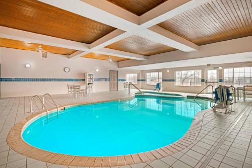 Bassein, Country Inn & Suites by Radisson, West Bend, WI in Lääne Bend (WI)