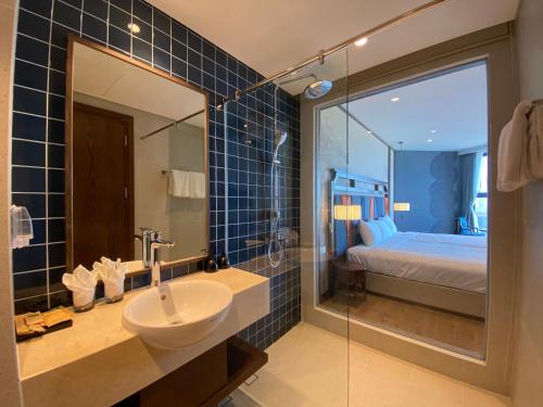 room detail thumbnail 2