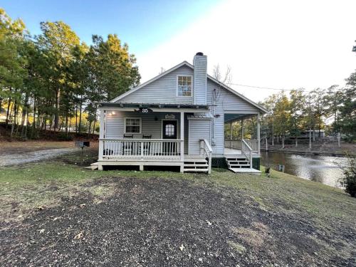 Charming Family Cabin with Private Pond and Fire Pit near Zwolle, Louisiana