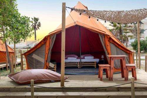 Stylish Glamping Tent Stay with Shaded Terrace & Ambient Lighting in Faro District, Portugal gîte à louer Esteiro do Ramalhete