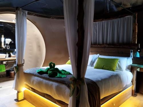 Luxury Bubble Retreat with Private Jacuzzi & Night Sky Views in Segovia, Spain in Muñoveros