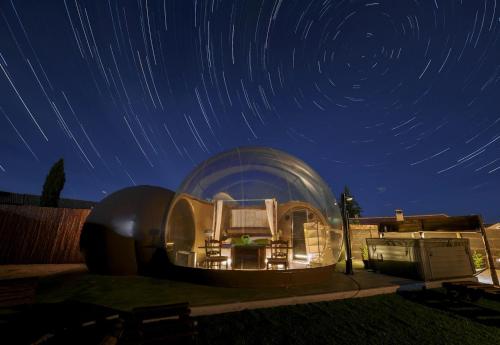 Luxury Bubble Retreat with Private Jacuzzi & Night Sky Views in Segovia, Spain in Muñoveros