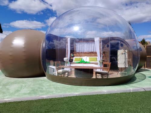 Luxury Bubble Retreat with Private Jacuzzi & Night Sky Views in Segovia, Spain in Muñoveros