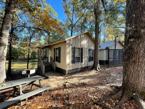Scenic Waterfront Cabin with Covered Porch Overlooking Private Pond near Zwolle, Louisiana