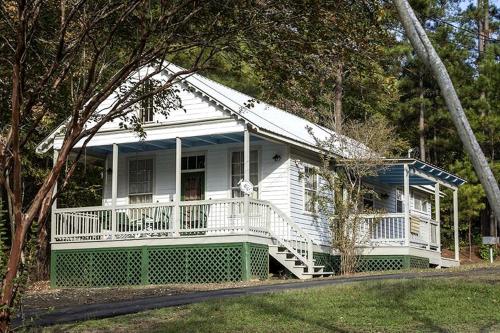 Family-Friendly Pondside Cabin with Fountain Views Near Zwolle, Louisiana