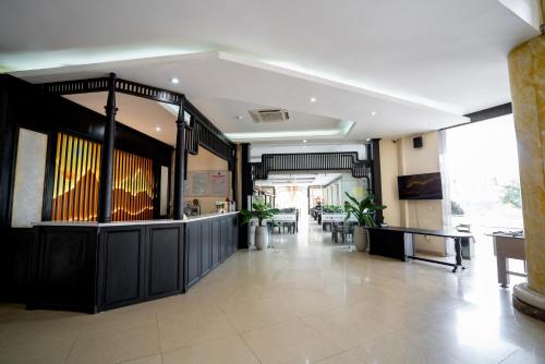 Restaurant, Hung Long Harbour Hotel in Cat Ba Island