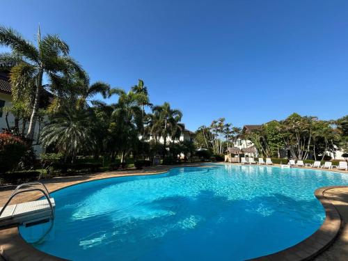 Swimming pool, Teak Garden Spa Resort in Ban Du
