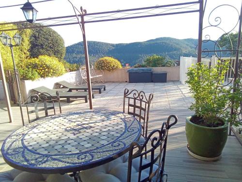 La cigaline in Bagnols-en-Foret