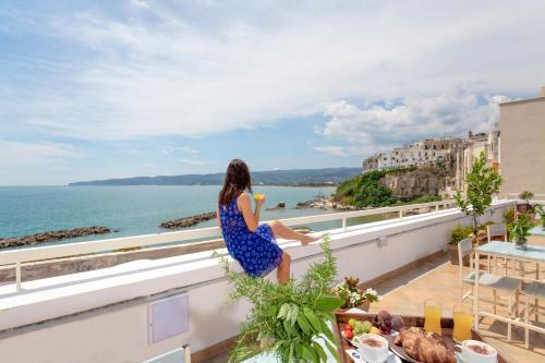 شرفة/ تراس, Hotel Punta San Francesco in فيستي