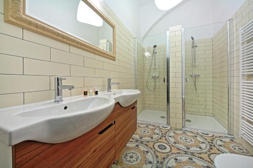 Charles Bridge Deluxe Apartment for 14 people - Self Check in, Praha (fotografie 4)