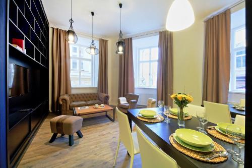 Charles Bridge Deluxe Apartment for 14 people - Self Check in, Praha (fotografie 11)