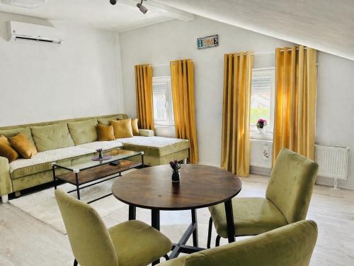 Urban Gold Apartment