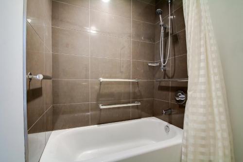 King Studio with Sofa Bed and Accessible Tub - Disability Access